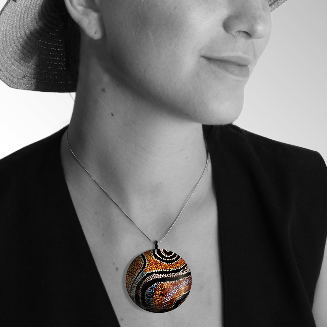 OTTO STAR ORANGE ADJUSTABLE LARGE CIRCLE PENDANT ON A CHAIN NECKLACE - SD204