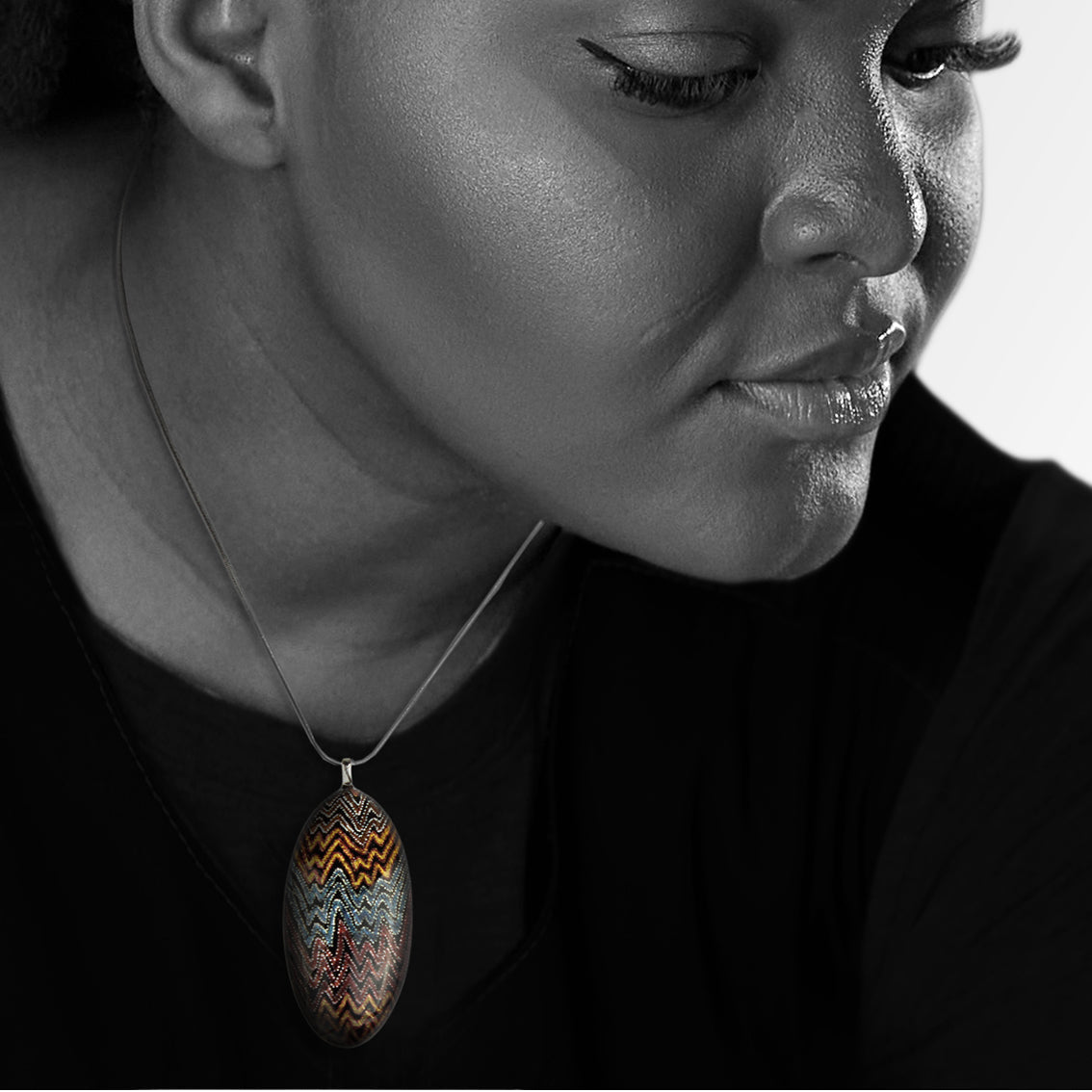 PAULINE GALLAGHER DESERT EARTHY COLORS OVAL PENDANT ON A CHAIN NECKLACE - SD073