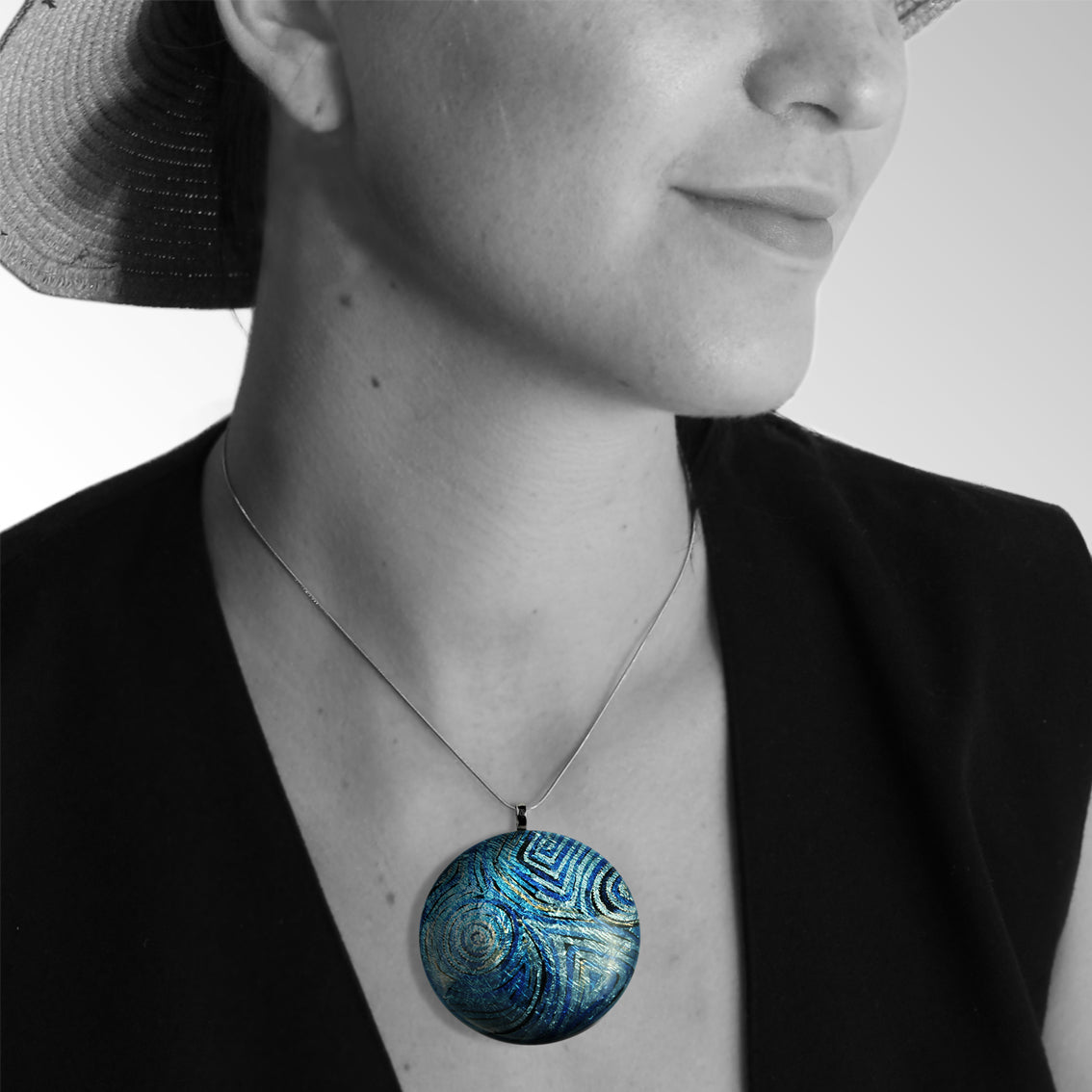 PAULINE GALLAGHER MINA BLUE LARGE CIRCLE PENDANT ON A CHAIN NECKLACE - SD055