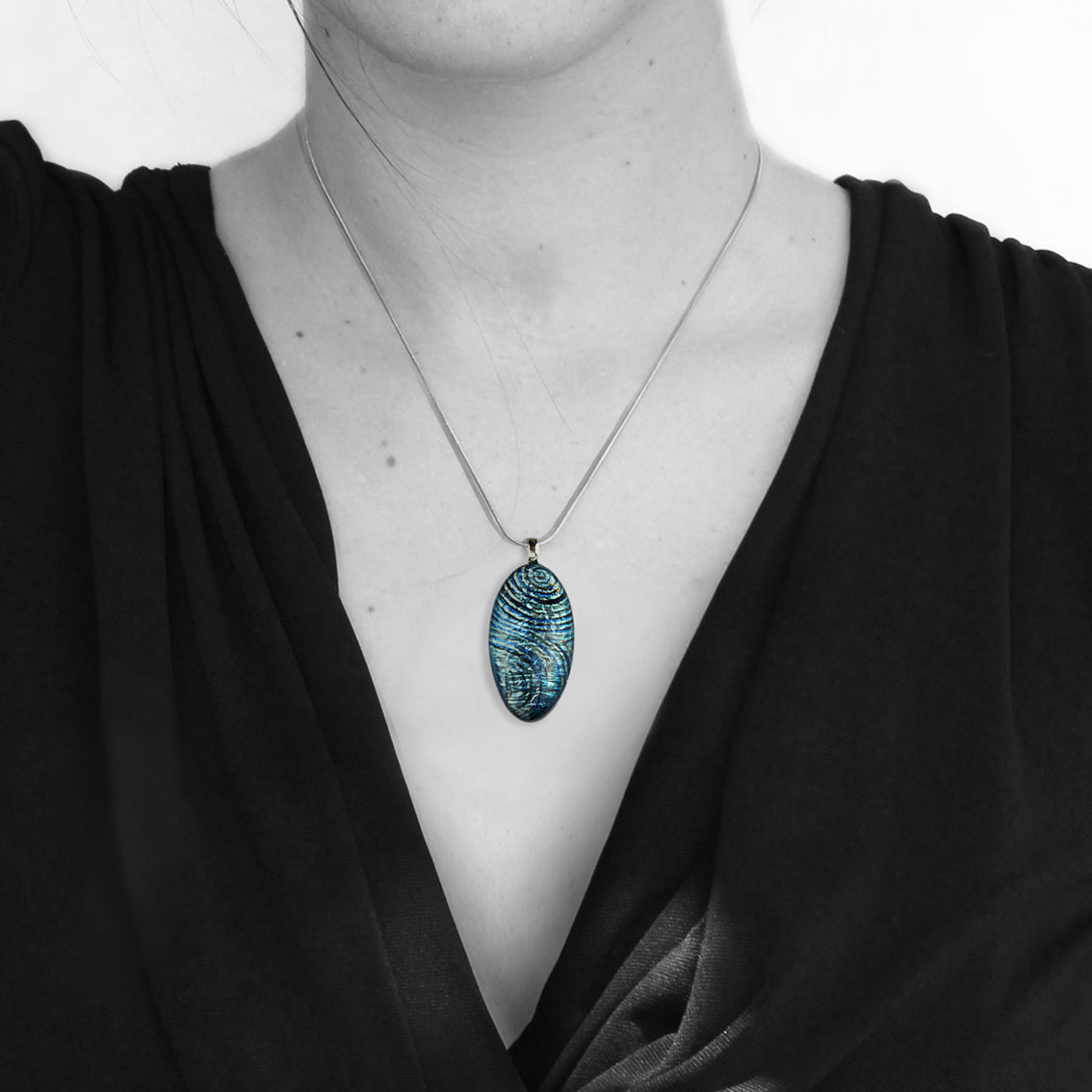 PAULINE GALLAGHER MINA BLUE NARROW OVAL PENDANT ON A CHAIN NECKLACE - SD053