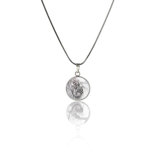 TROY LITTLE GECKO XS CIRCLE PENDANT ON A CHAIN NECKLACE - SD461 - in Circle Box
