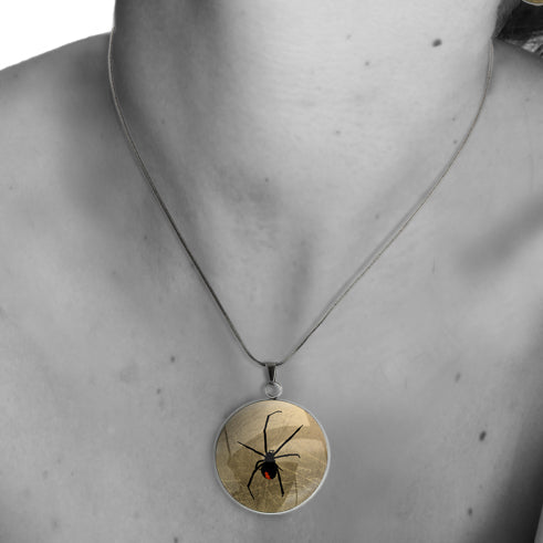 REDBACK CIRCLE PENDANT ON A CHAIN NECKLACE - MFY201S - on Satchel