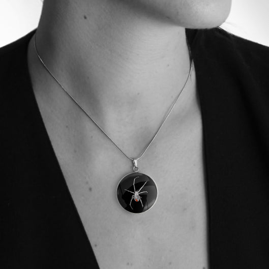 REDBACK CIRCLE PENDANT ON A CHAIN NECKLACE - MFY201 - in Circle Box