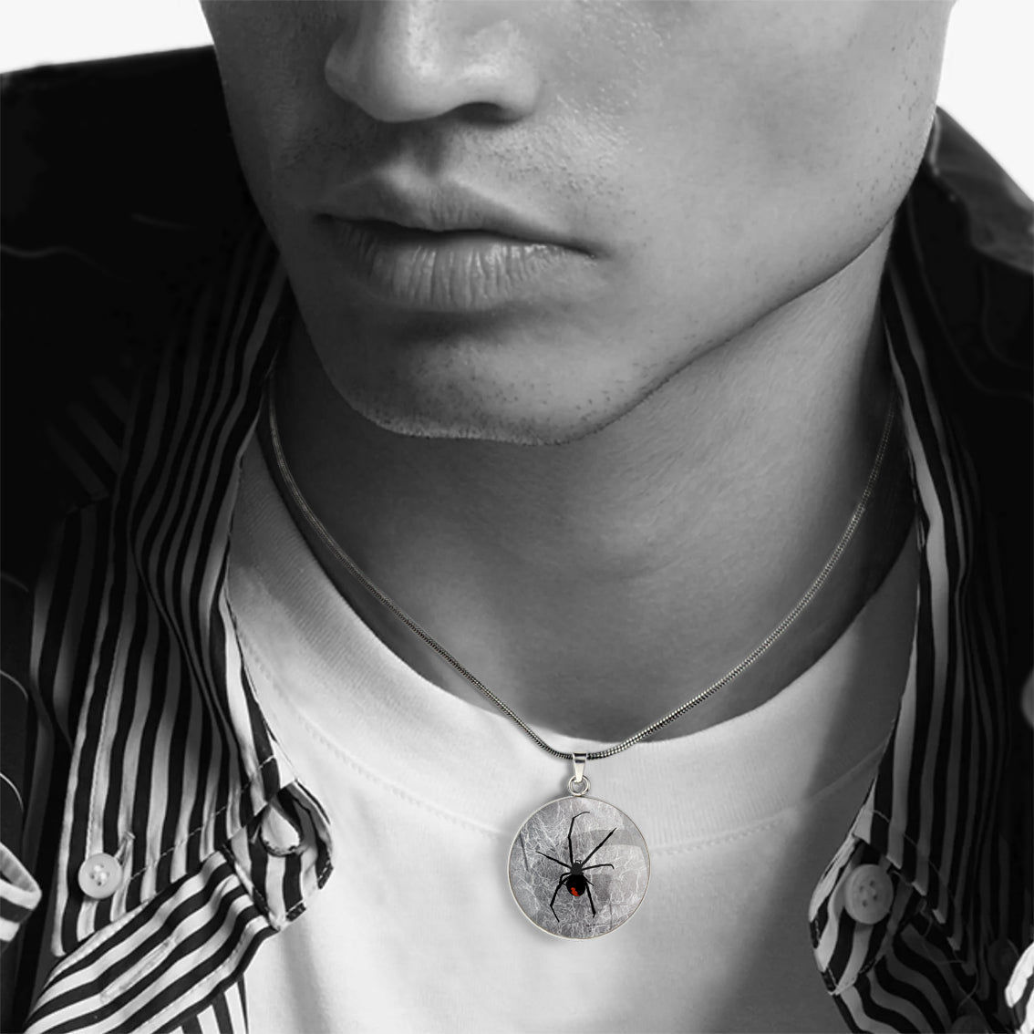 REDBACK CIRCLE PENDANT ON A CHAIN NECKLACE - MFY201S - on Satchel