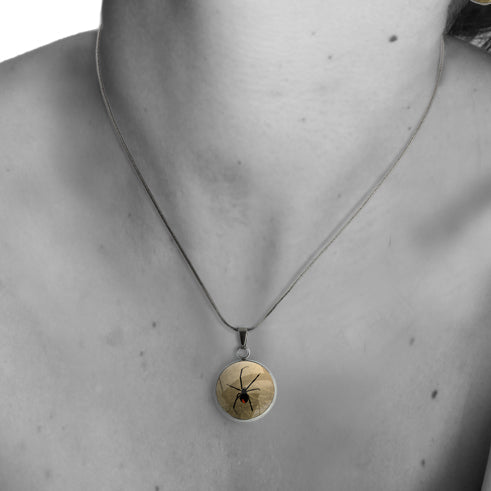 REDBACK XS CIRCLE PENDANT ON A CHAIN NECKLACE - MFY200S - on Satchel