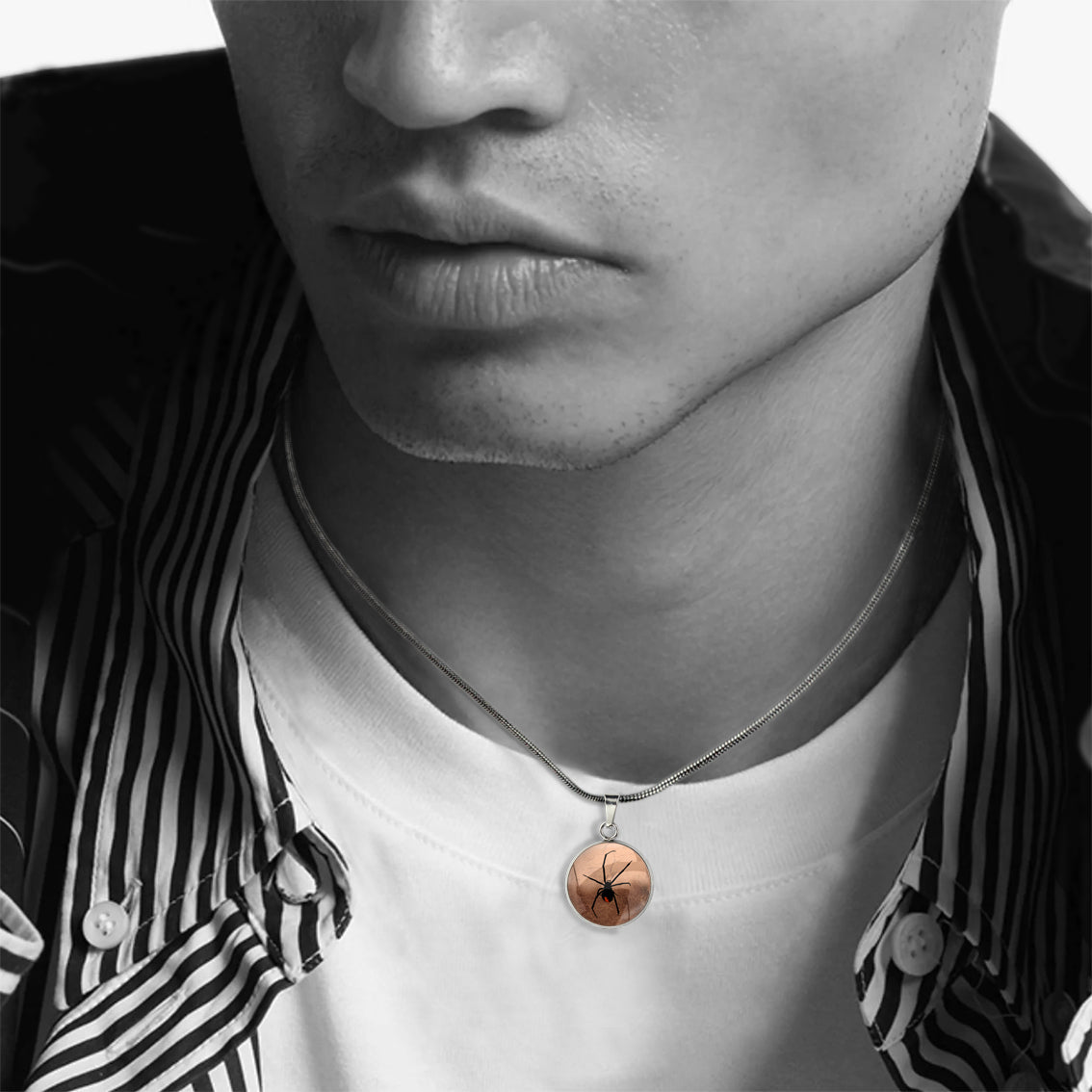 REDBACK XS CIRCLE PENDANT ON A CHAIN NECKLACE - MFY200S - on Satchel