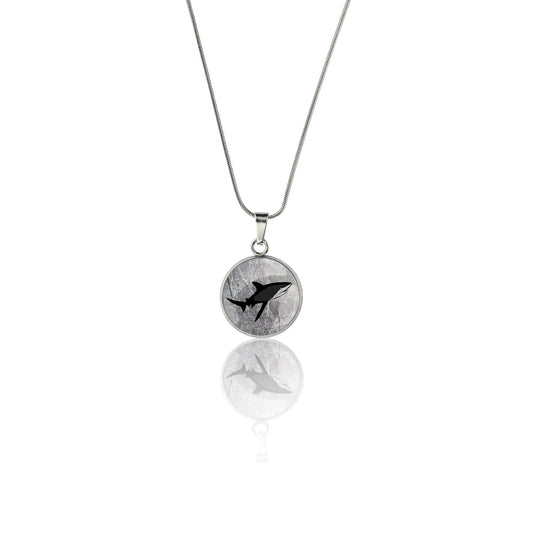 SHARK XS CIRCLE PENDANT ON A CHAIN NECKLACE - MFY272 - in Circle Box