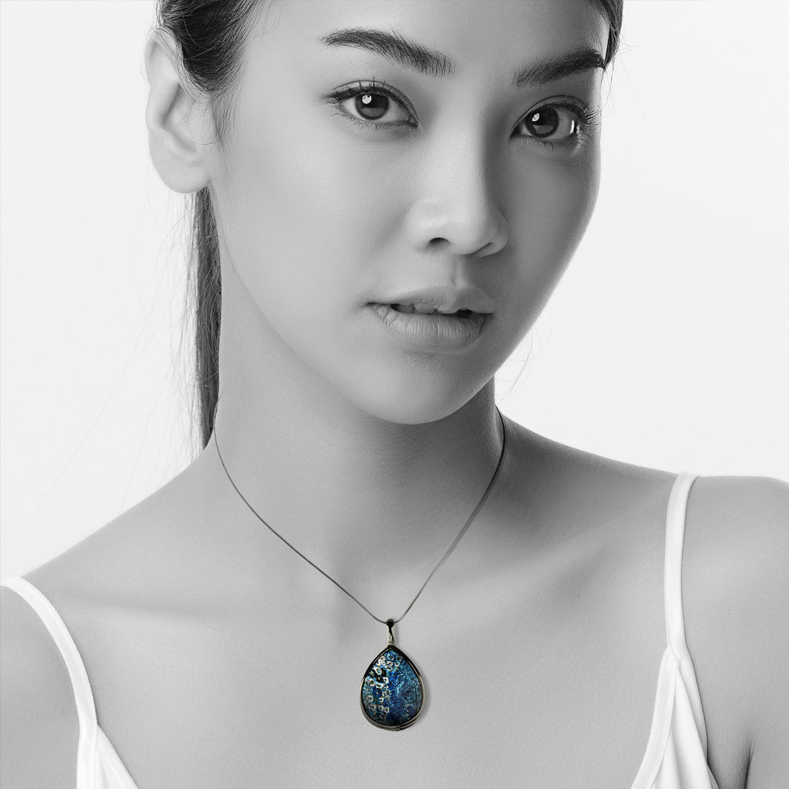 BRUSH BLUE DROP PENDANT ON A CHAIN NECKLACE - SD157 - in Circle Box