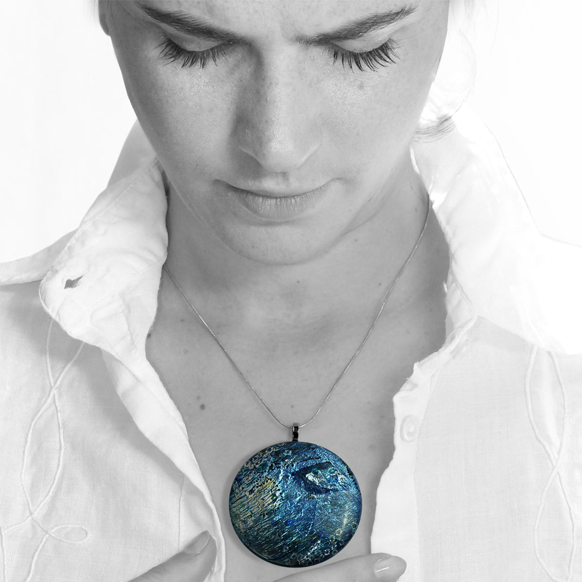 BRUSH BLUE LARGE CIRCLE PENDANT ON A CHAIN NECKLACE - SD162