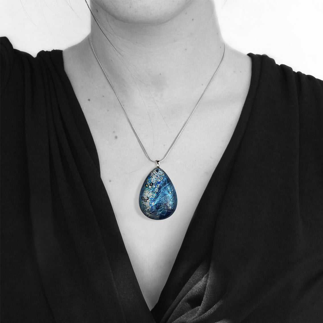 BRUSH BLUE LARGE DROP PENDANT ON A CHAIN NECKLACE - SD161