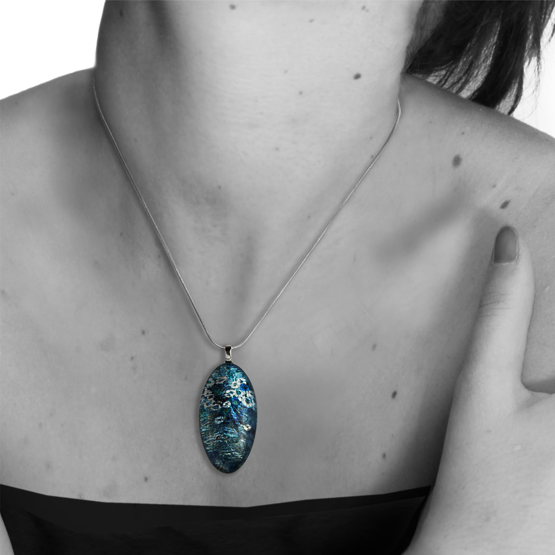 BRUSH BLUE NARROW OVAL PENDANT ON A CHAIN NECKLACE - SD160