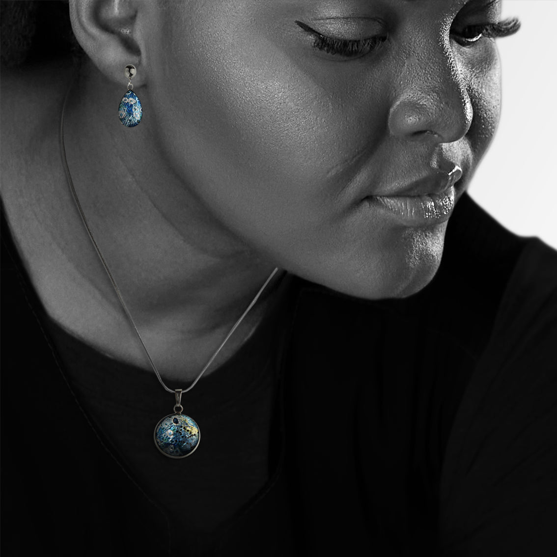 BRUSH BLUE XS CIRCLE PENDANT ON A CHAIN NECKLACE - SD156 - in Circle Box