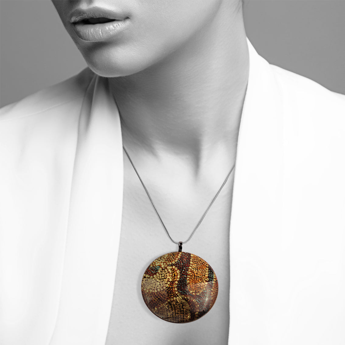 TESS ORANGE LARGE CIRCLE PENDANT ON A CHAIN NECKLACE - SD181