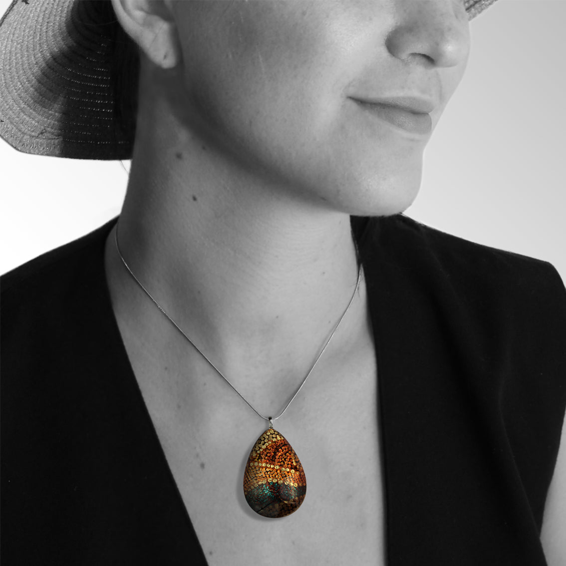 TESS ORANGE LARGE DROP PENDANT ON A CHAIN NECKLACE - SD180