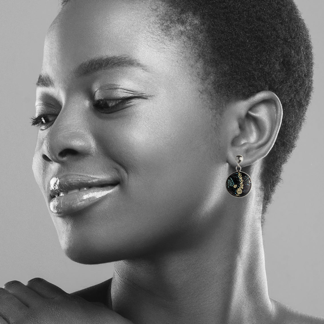 DANDLE DROP WENDY CIRCLE BLACK EARRINGS - SD127 - in Circle Box