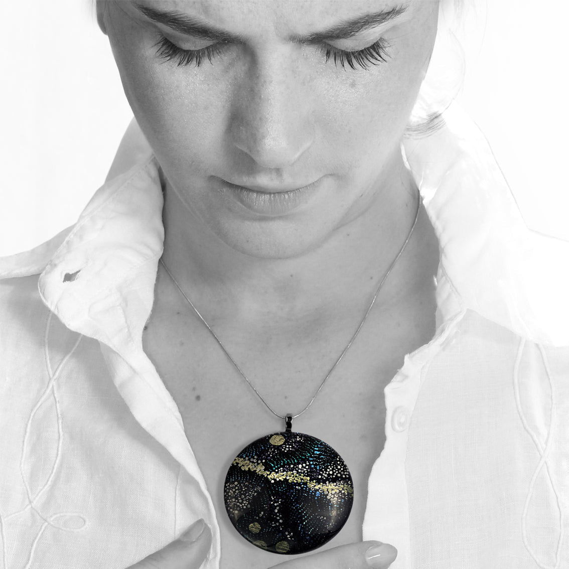 WENDY BLACK LARGE CIRCLE PENDANT ON A CHAIN NECKLACE - SD137