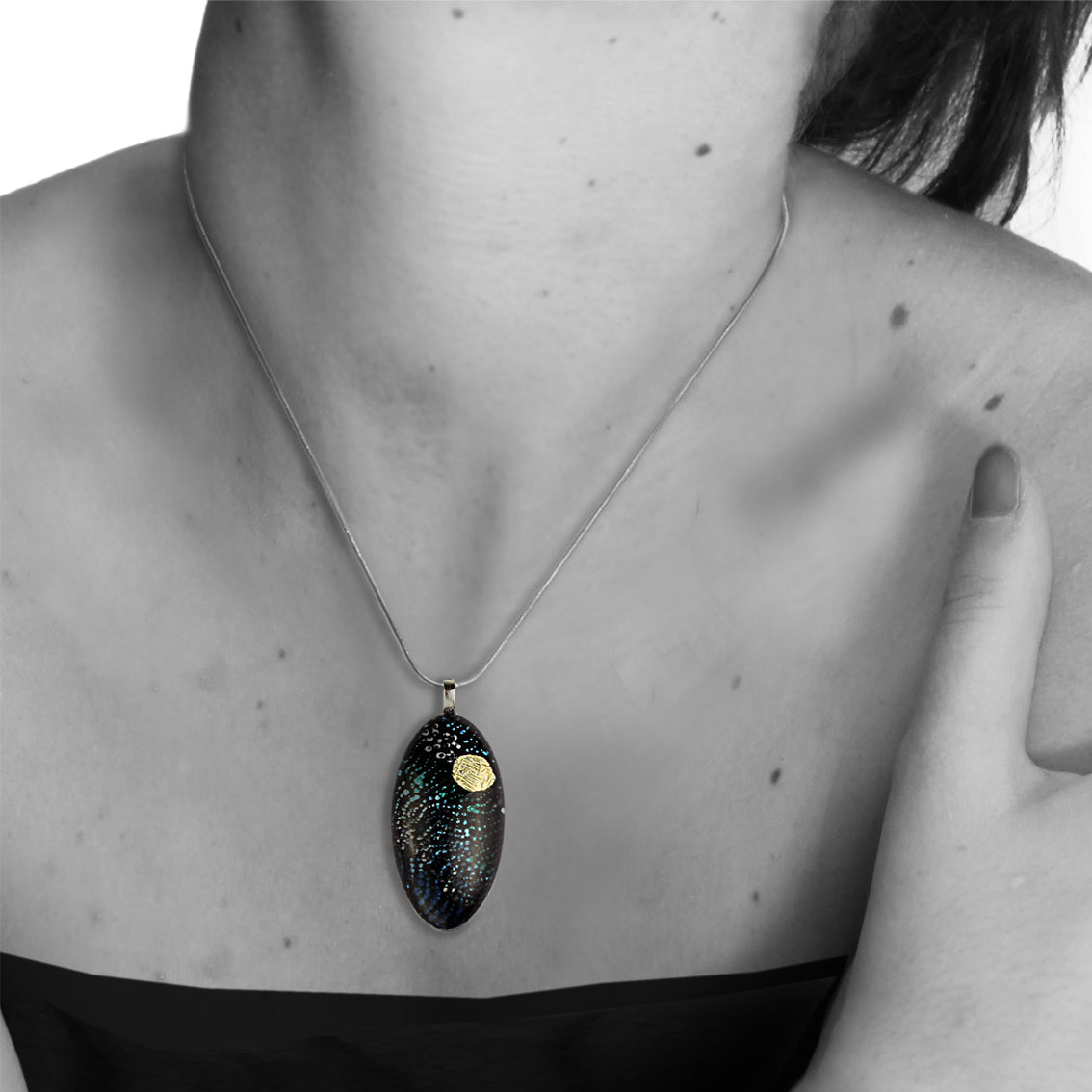 WENDY BLACK NARROW OVAL PENDANT ON A CHAIN NECKLACE - SD135