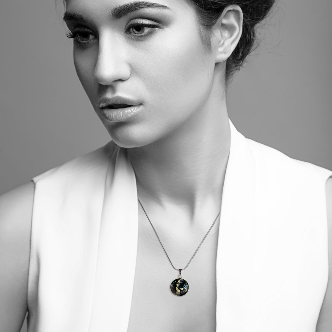 WENDY BLACK XS CIRCLE PENDANT ON A CHAIN NECKLACE - SD133 - in Circle Box