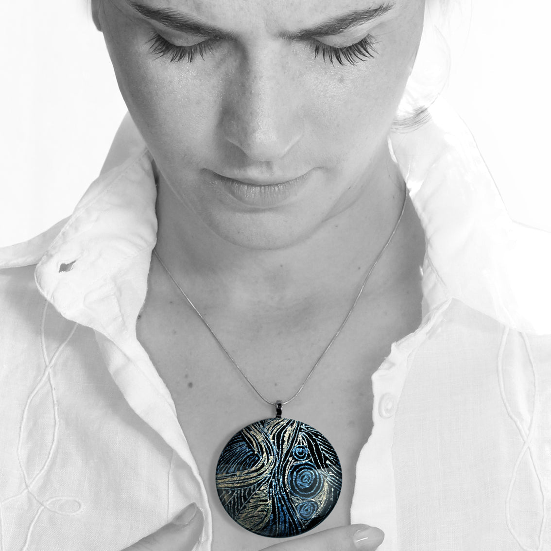 WENDY BLUE LARGE CIRCLE PENDANT ON A CHAIN NECKLACE - SD115