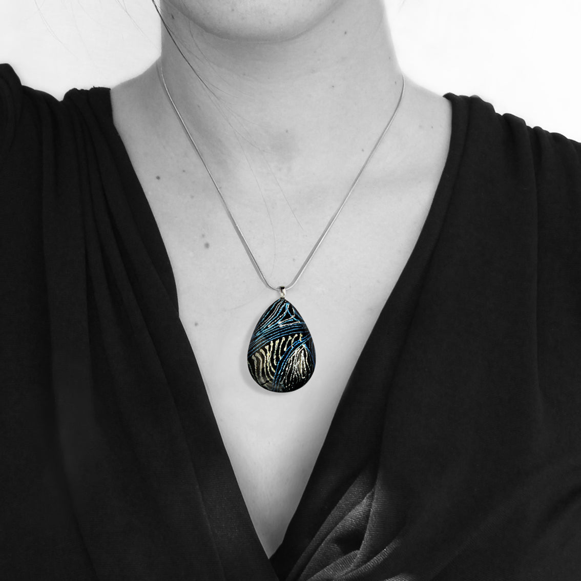 WENDY BLUE LARGE DROP PENDANT ON A CHAIN NECKLACE - SD114