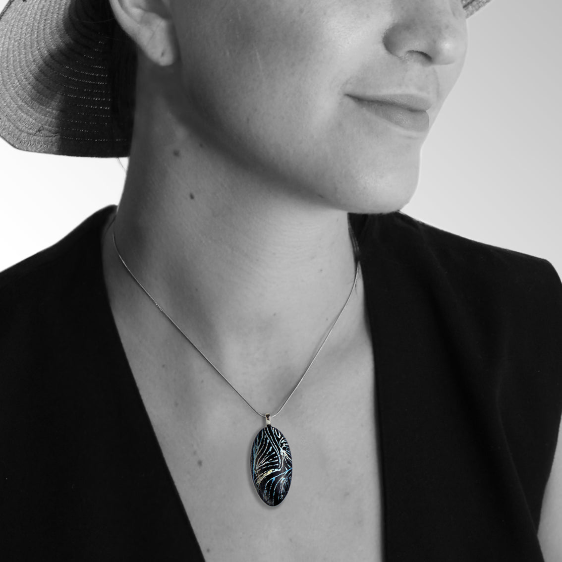 WENDY BLUE NARROW OVAL PENDANT ON A CHAIN NECKLACE - SD113