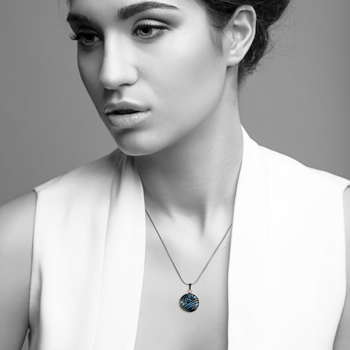 WENDY BLUE XS CIRCLE PENDANT ON A CHAIN NECKLACE - SD111S - on Satchel