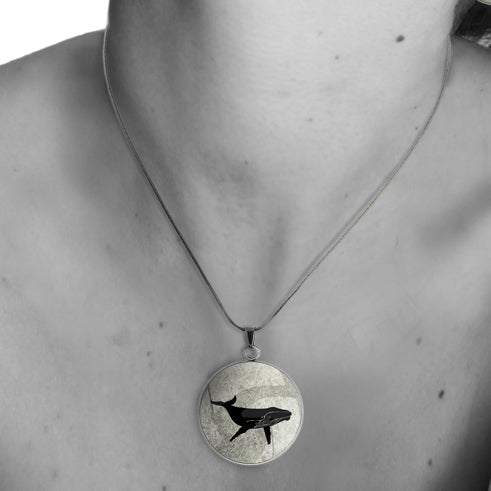 WHALE CIRCLE PENDANT ON A CHAIN NECKLACE - MFY167 - in Circle Box