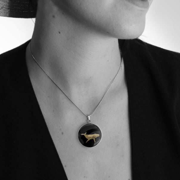 WHALE CIRCLE PENDANT ON A CHAIN NECKLACE - MFY167 - in Circle Box
