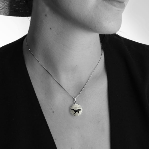 WHALE XS CIRCLE PENDANT ON A CHAIN NECKLACE - MFY166 - in Circle Box
