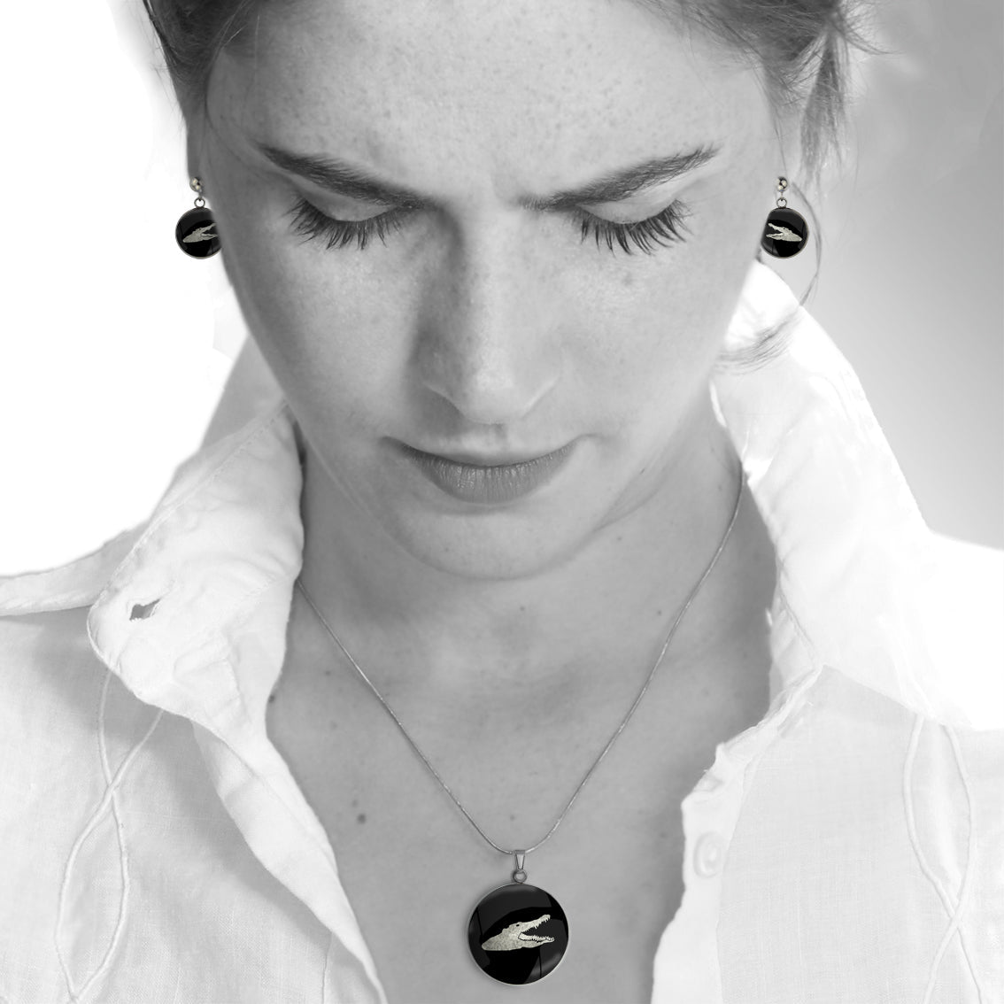 CROCODILE CIRCLE PENDANT ON A CHAIN NECKLACE - MFY193S - on Satchel