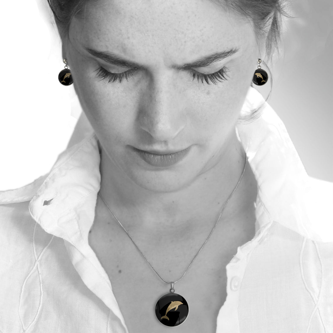 DOLPHIN CIRCLE PENDANT ON A CHAIN NECKLACE - MFY159S - on Satchel