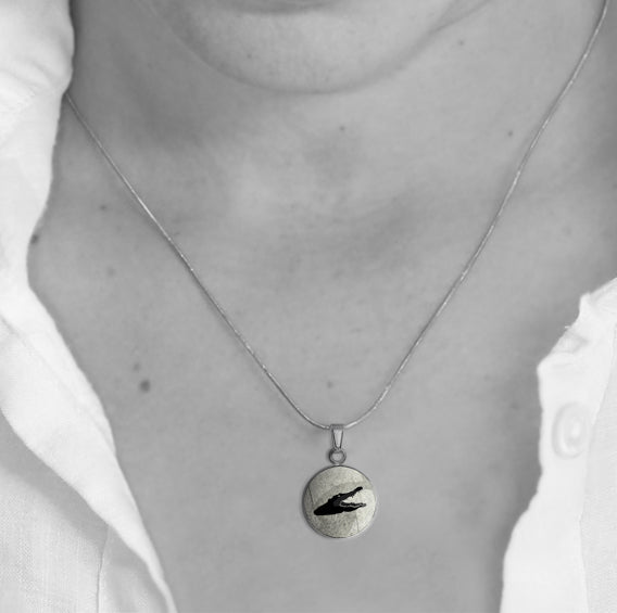 CROCODILE XS CIRCLE PENDANT ON A CHAIN NECKLACE - MFY192S - on Satchel