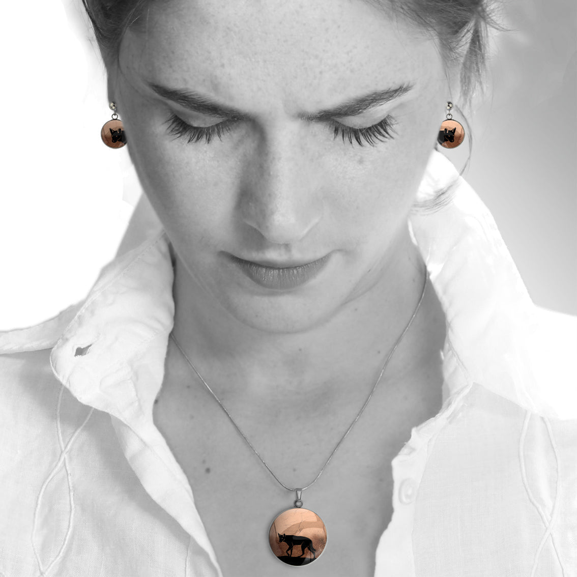 DINGO CIRCLE PENDANT ON A CHAIN NECKLACE - MFY210 - in Circle Box