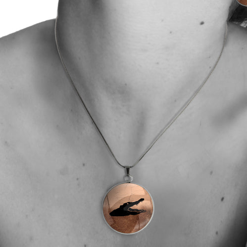 CROCODILE CIRCLE PENDANT ON A CHAIN NECKLACE - MFY193S - on Satchel