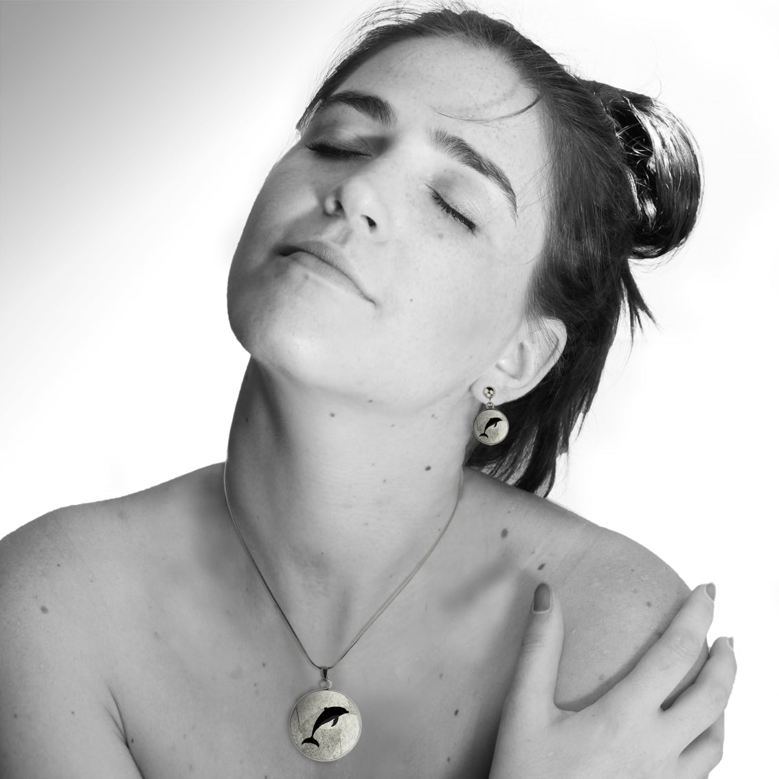 DOLPHIN CIRCLE PENDANT ON A CHAIN NECKLACE - MFY159S - on Satchel