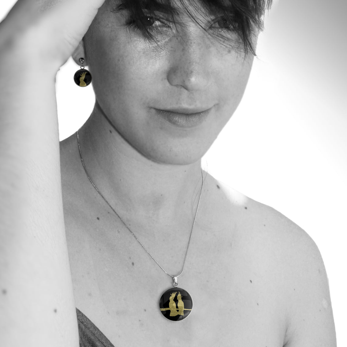 COCKATOO COUPLE CIRCLE PENDANT ON A CHAIN NECKLACE - MFY230 - in Circle Box