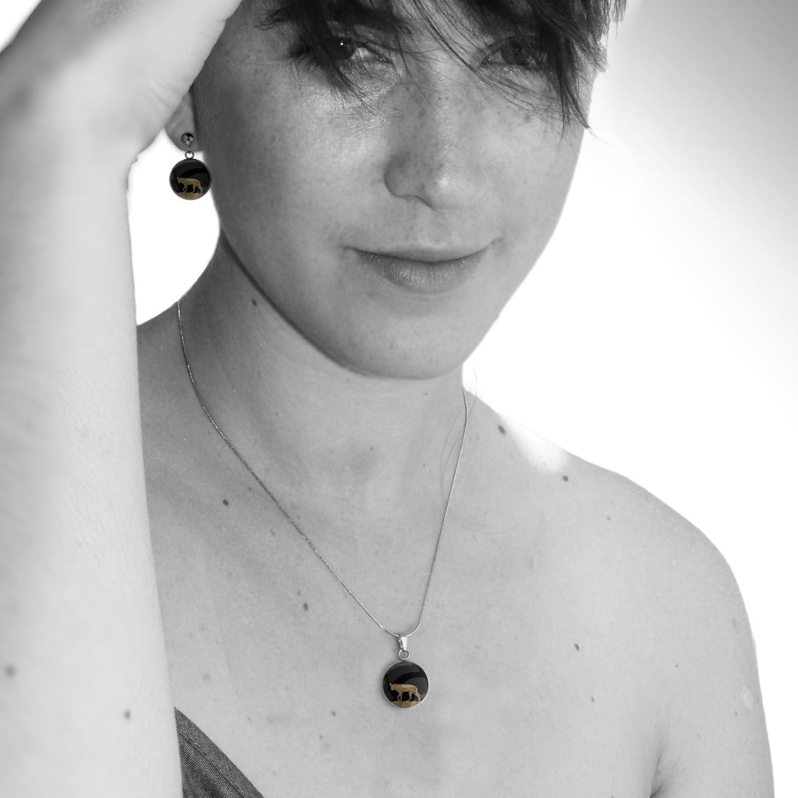 DINGO XS CIRCLE PENDANT ON A CHAIN NECKLACE - MFY209 - in Circle Box