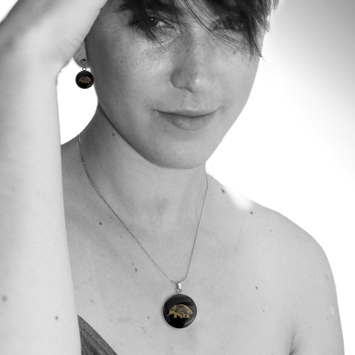 ECHIDNA CIRCLE PENDANT ON A CHAIN NECKLACE - MFY175 - in Circle Box