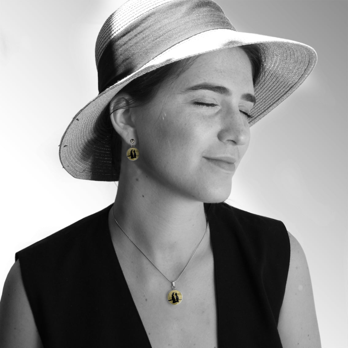 COCKATOO COUPLE XS CIRCLE PENDANT ON A CHAIN NECKLACE - MFY229 - in Circle Box