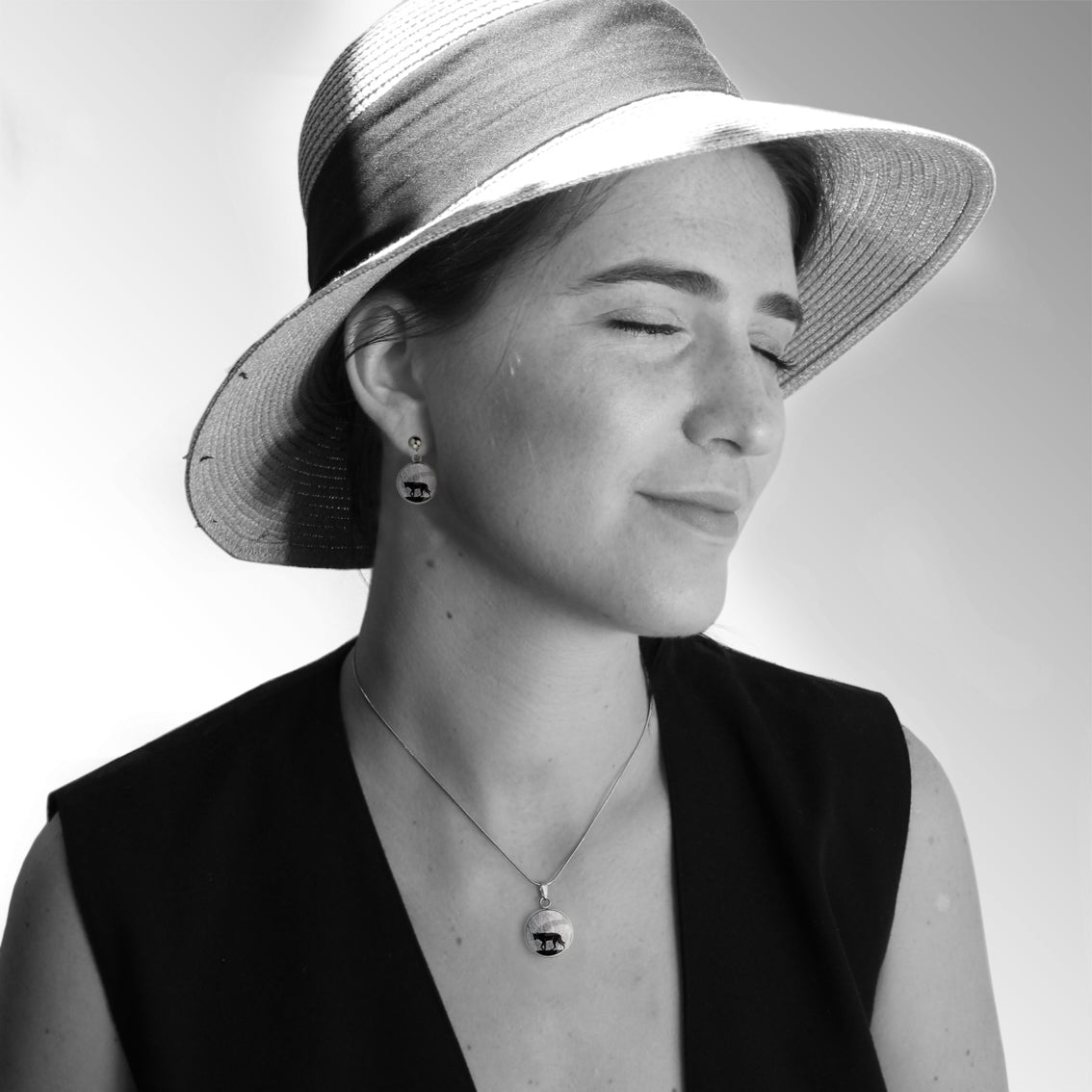 DINGO XS CIRCLE PENDANT ON A CHAIN NECKLACE - MFY209 - in Circle Box