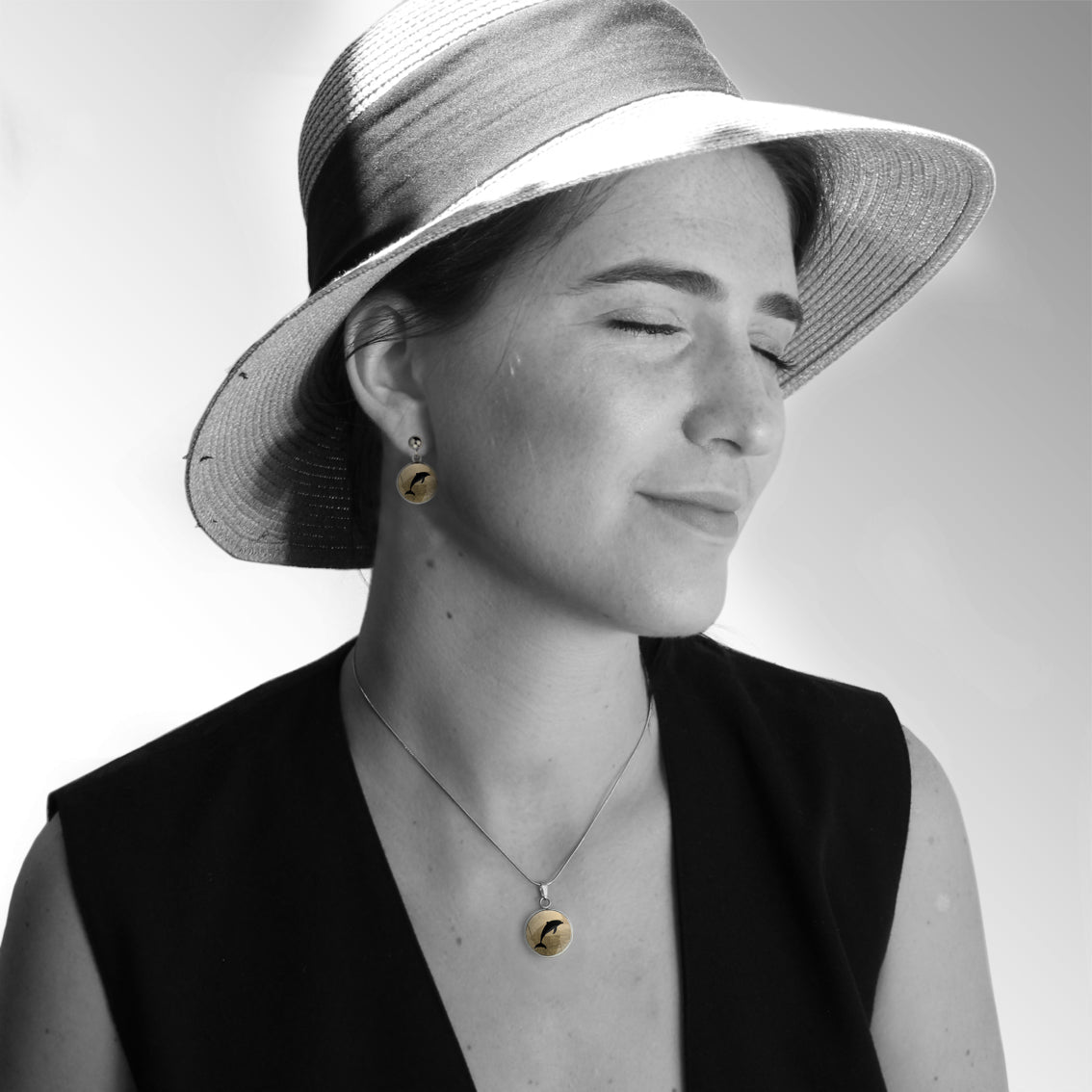 DOLPHIN XS CIRCLE PENDANT ON A CHAIN NECKLACE - MFY158S - on Satchel