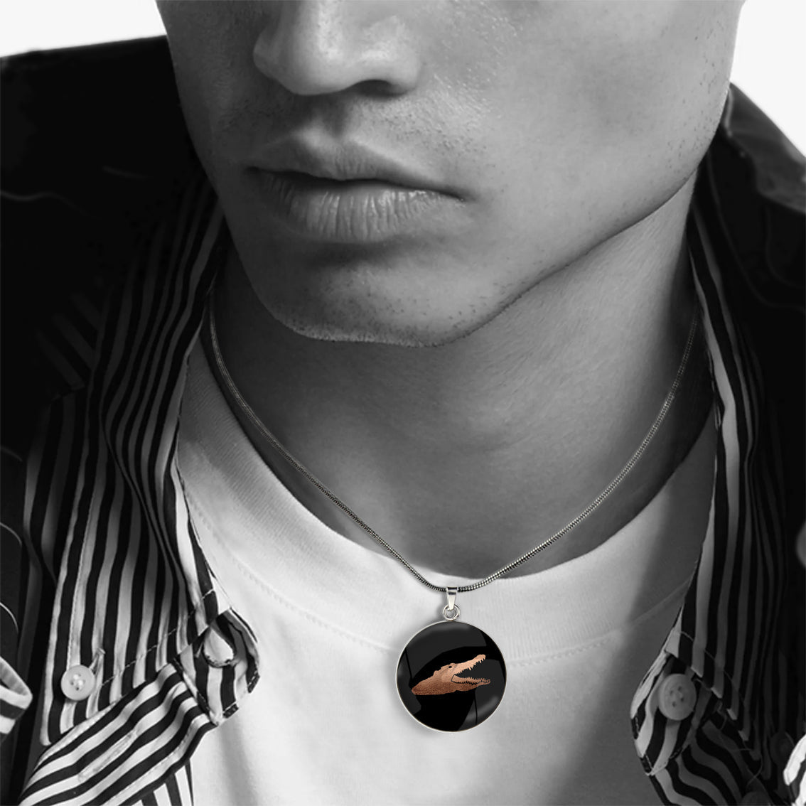 CROCODILE CIRCLE PENDANT ON A CHAIN NECKLACE - MFY193S - on Satchel